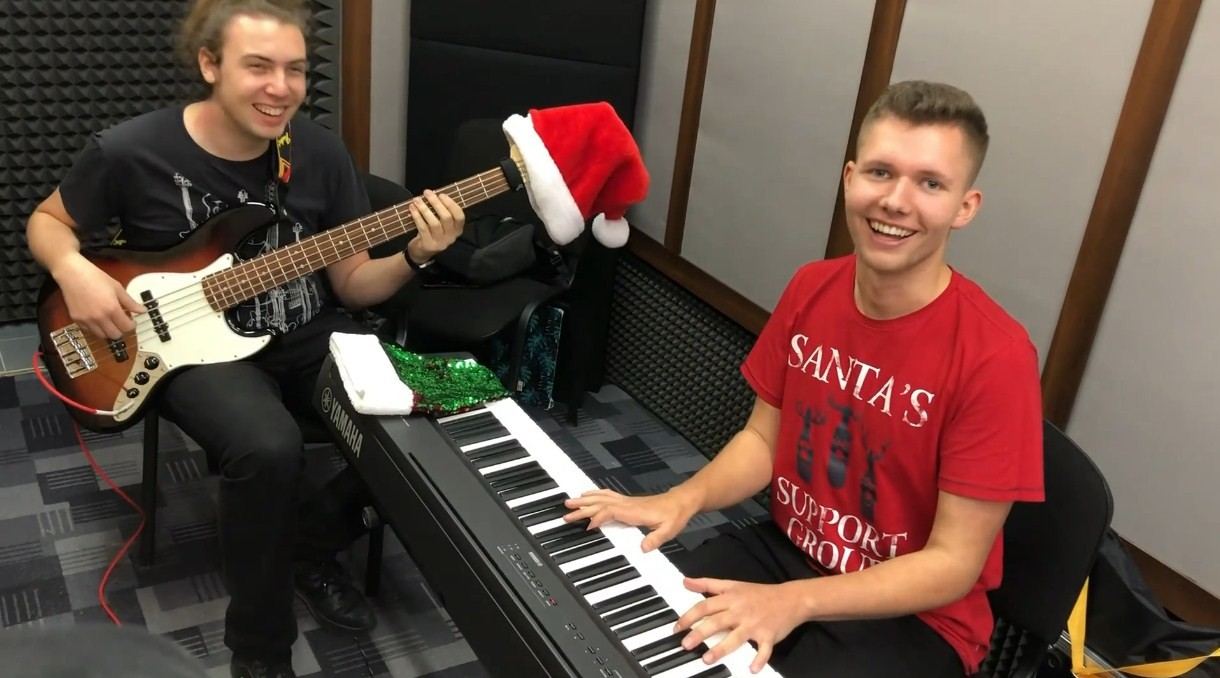 Studio nagrań - Merry Christmas Everyone cover.